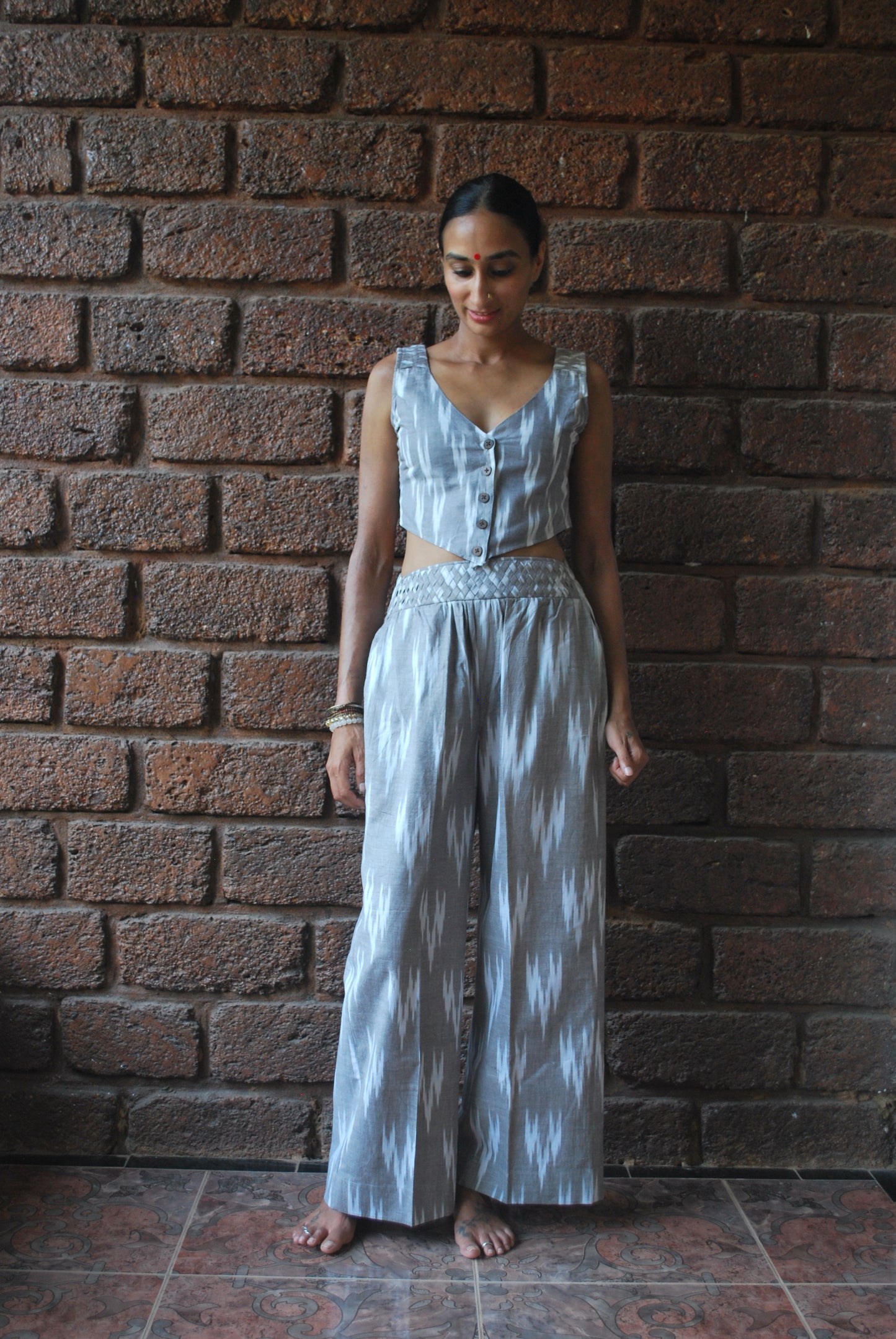 'jhagjhagu' crop vest with shoulder strap weaving