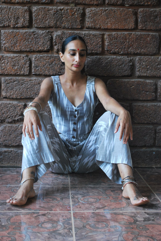 'jhagjhagu' crop vest with shoulder strap weaving